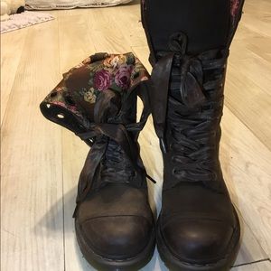Doc Marten 1914 Triumph🌷SOLD